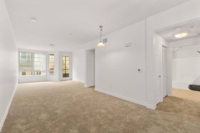 Building Photo - 2 Bed/2 Bath Condo available at Union Square!