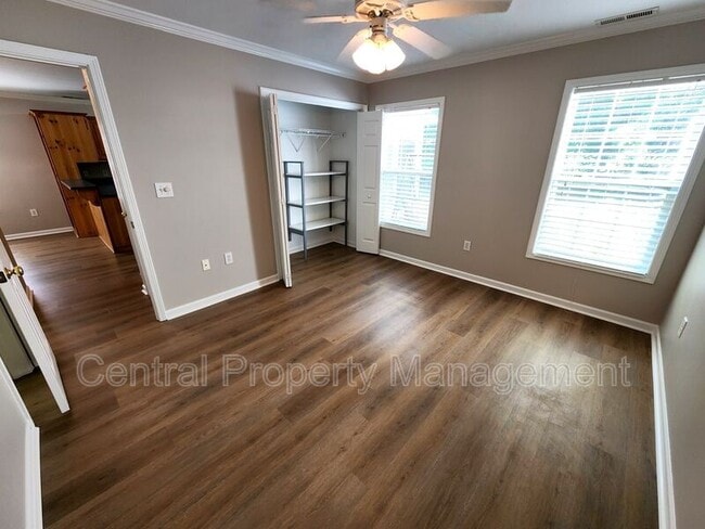 Building Photo - 303 Rexford Dr