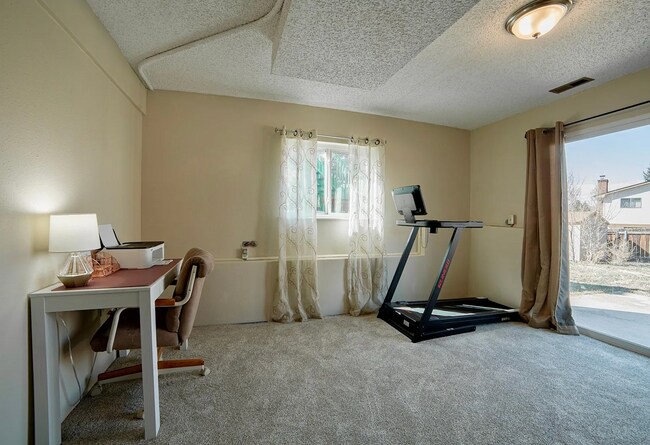 Building Photo - Single Family Home | 3 Bed 3 Bath /w walko...