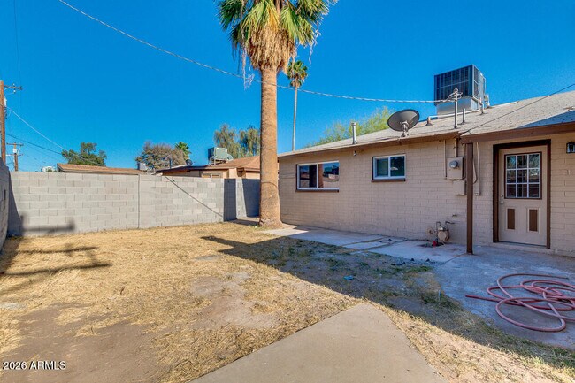 Building Photo - 1320 W 6th St