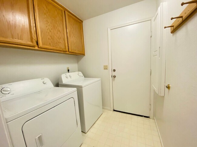 Building Photo - Lovely Galt Home