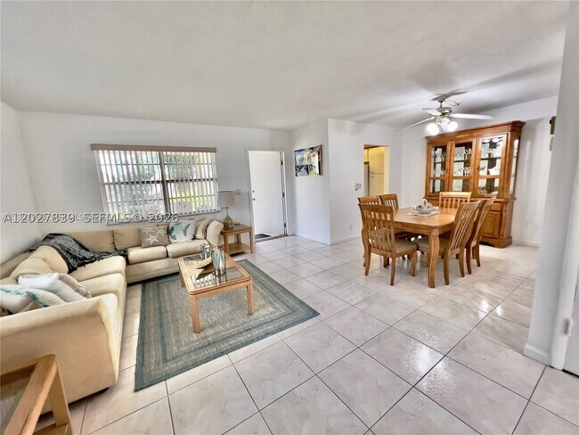Building Photo - 501 Blue Heron Dr