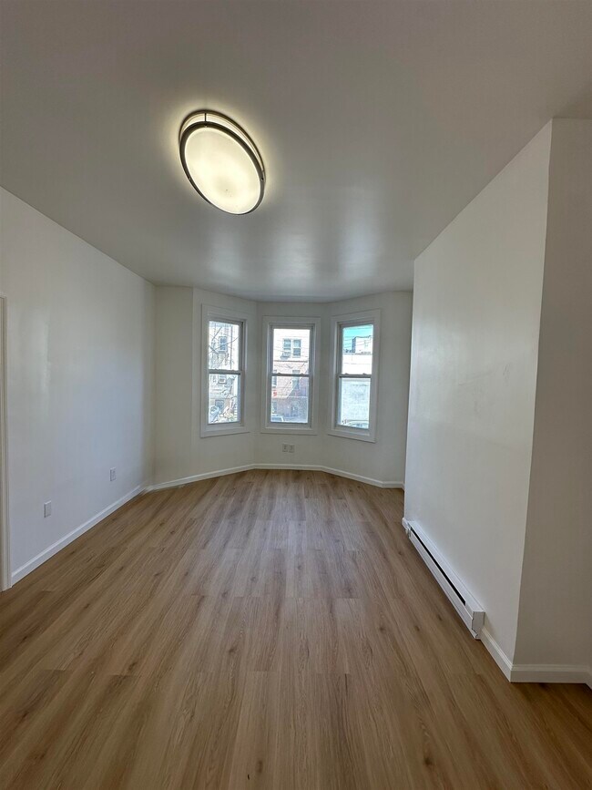 Building Photo - 519 Mercer St