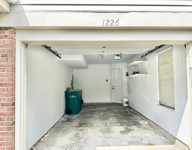 Building Photo - 1226 Clearview Ct