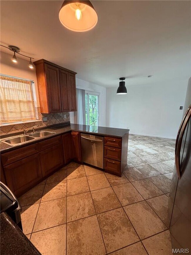 Building Photo - 713 Plaza Dr
