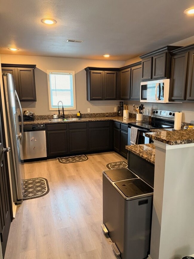 Building Photo - 17 Fuller Cir