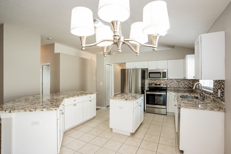 Building Photo - 10270 Oasis Palm Dr