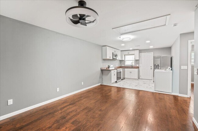 Building Photo - 2120 Krenson St