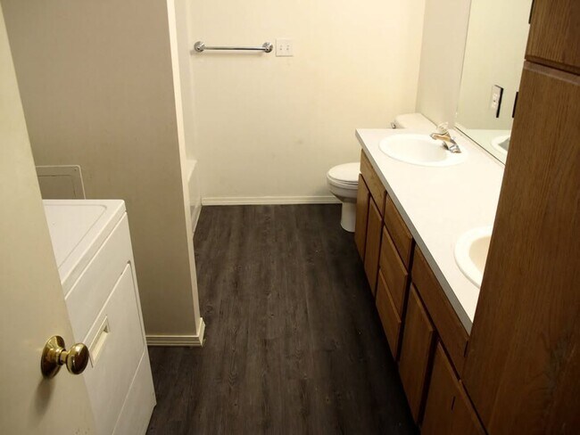 Building Photo - **Winter Special** 2 bed 1 bath duplex