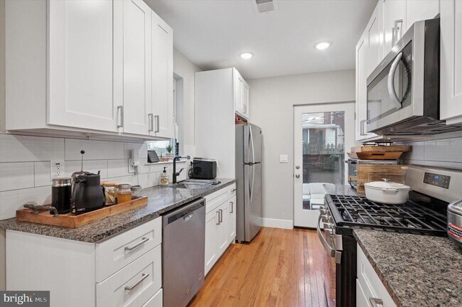 Building Photo - 1233 N Hollywood St