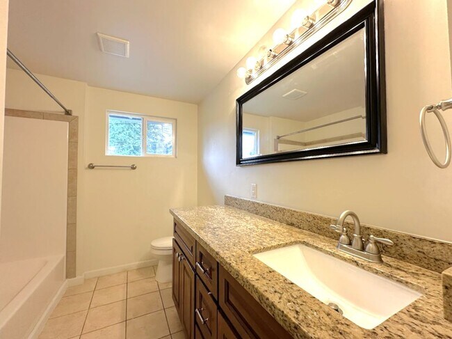 Building Photo - Updated 5 bedroom 2.5 bathroom home in Uni...