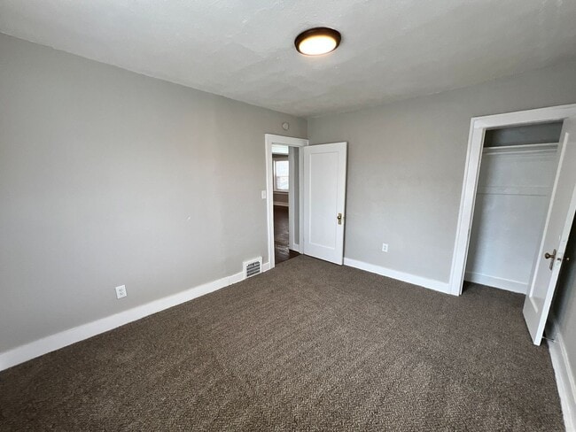 Building Photo - Upstairs 2-Bed, 1.5-Bath Duplex