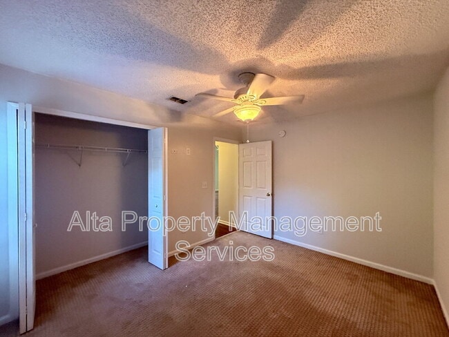 Building Photo - 2462 Coachman Lakes Dr