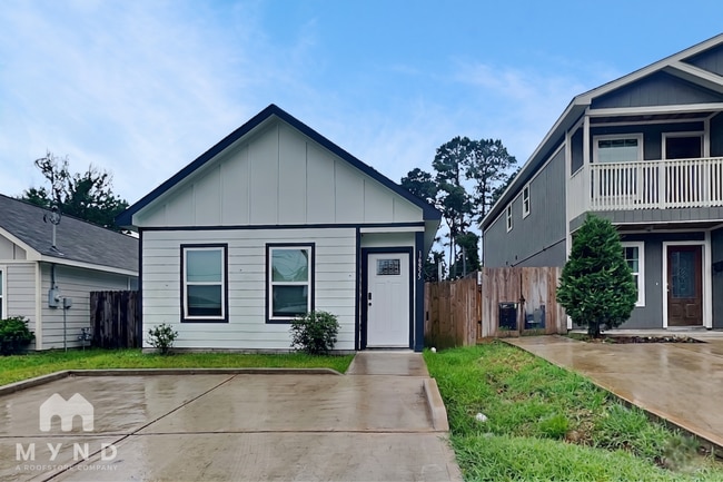 Building Photo - 16855 Balmoral St
