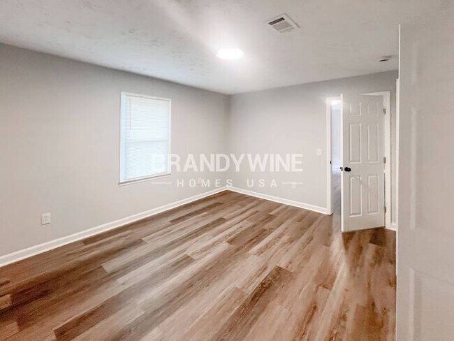 Building Photo - 324 Laurel Ln