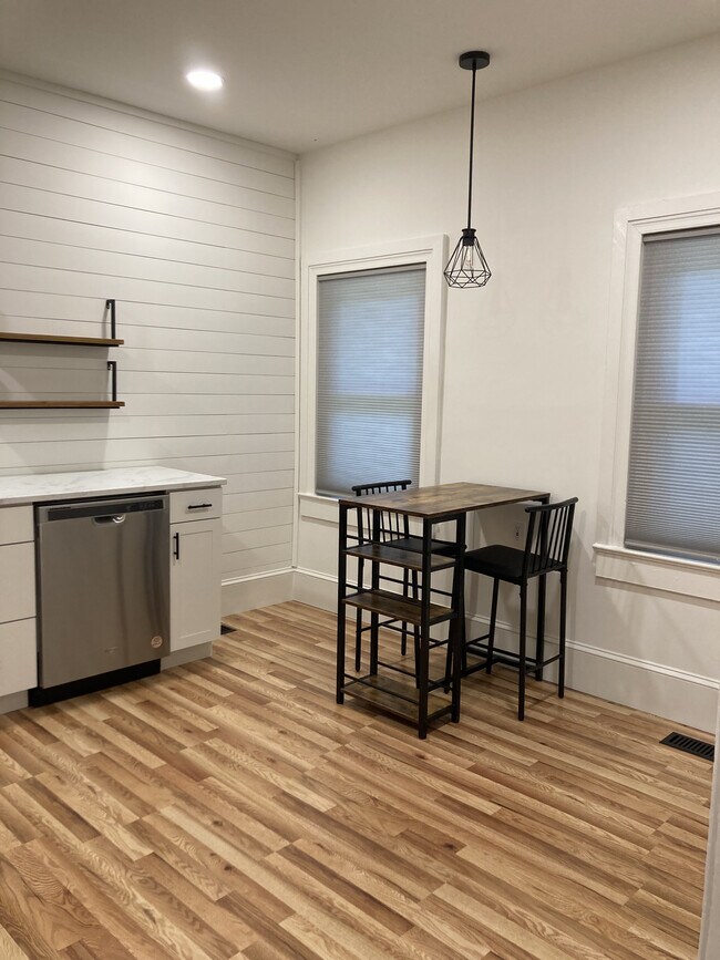 Building Photo - 951 W Branch Ave