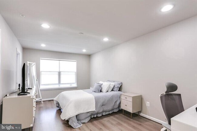 Building Photo - 16233 Coolidge Ave