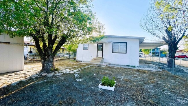 Building Photo - 405 E Bowie St