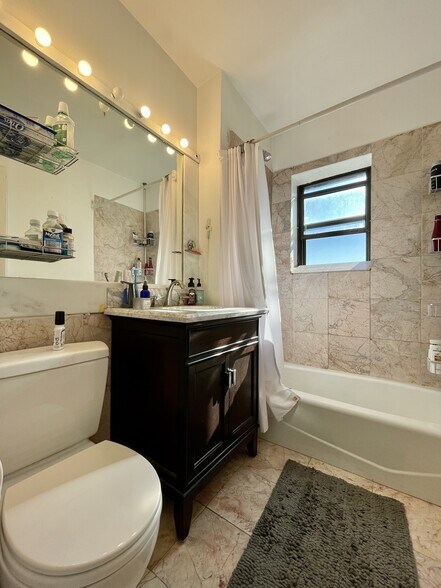 Building Photo - 462 Park Dr