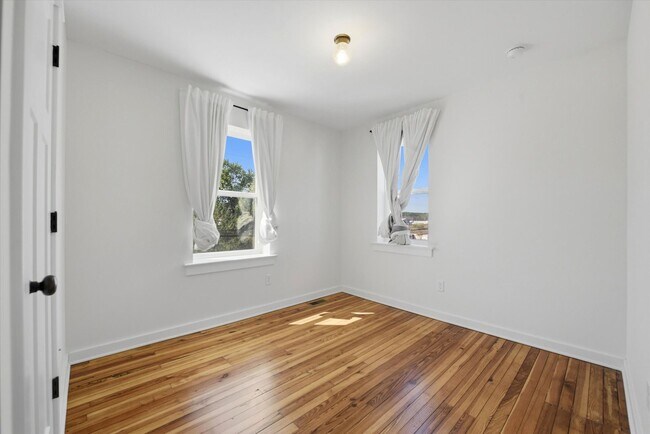 Building Photo - Charming Updated 4B/2.5B Home with Fenced Yard & Parking Included