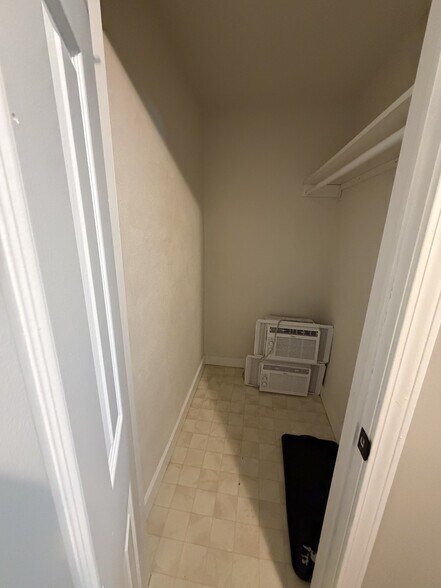 Building Photo - 285 1/4 Walnut St