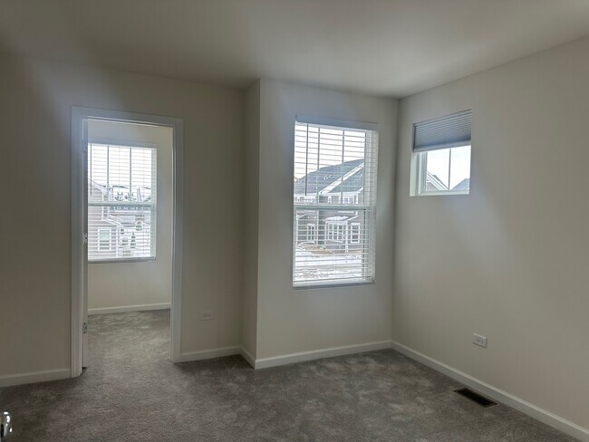 Building Photo - 5922 Hawkweed Dr