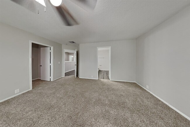 Building Photo - 14906 Sugarhollow Dr