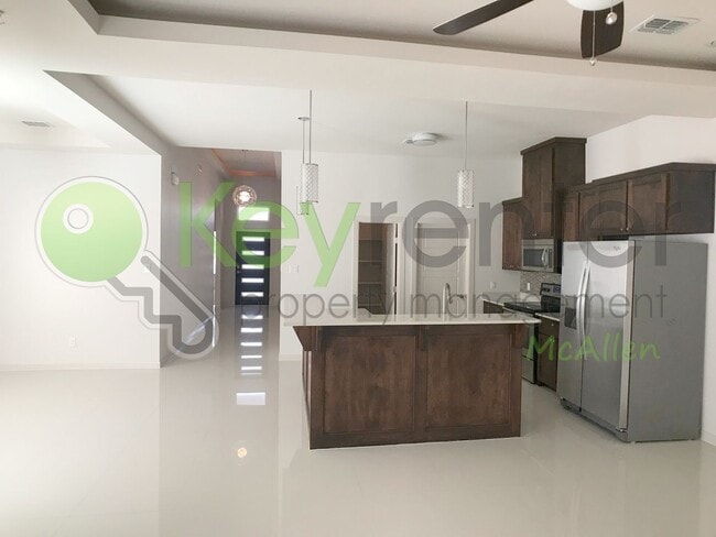 Building Photo - 3 Bed/2 Bath Townhome in Mcallen TX
