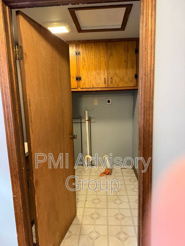 Building Photo - 829 SW Cambridge Ave