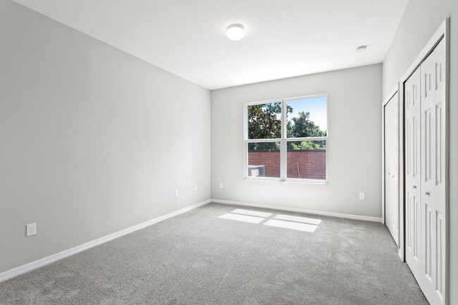 Building Photo - 4/2.5 Beautiful Energy Efficient Townhome ...