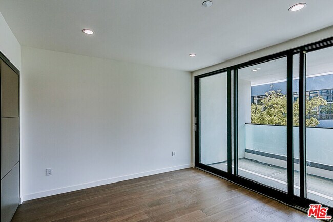 Building Photo - 328 N Maple Dr