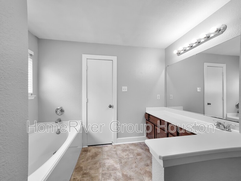 Building Photo - 10711 Cobblecreek Way