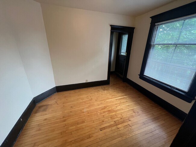 Building Photo - 621-25 E. Locust St.