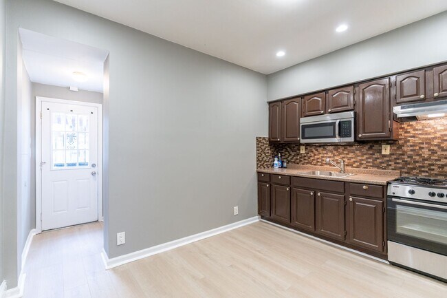 Building Photo - Charming 2 bedroom