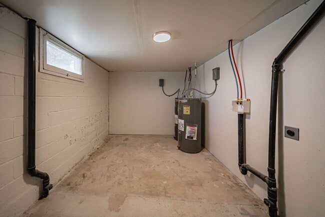 Building Photo - Lower unit renovated property near ISU.