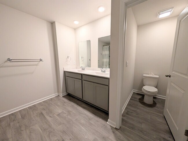 Building Photo - 851 Woodland Farms Cir