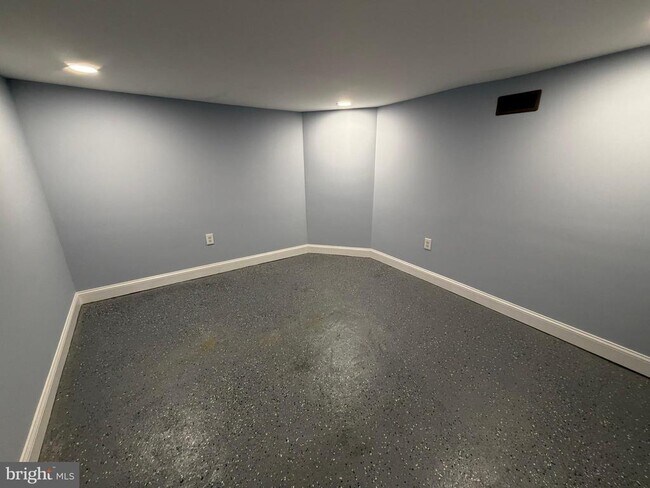 Building Photo - 363 E Airy St