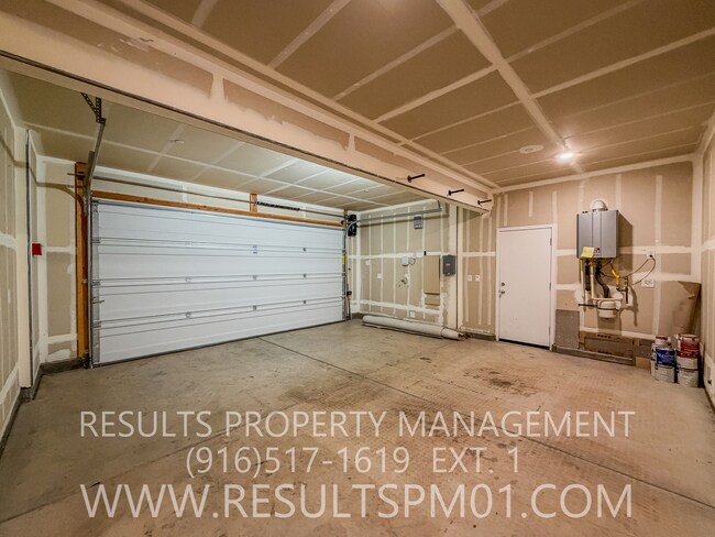 Building Photo - 587 River St