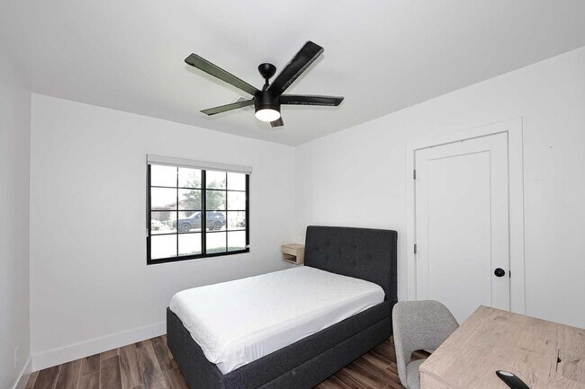 Building Photo - 716 W 11th St