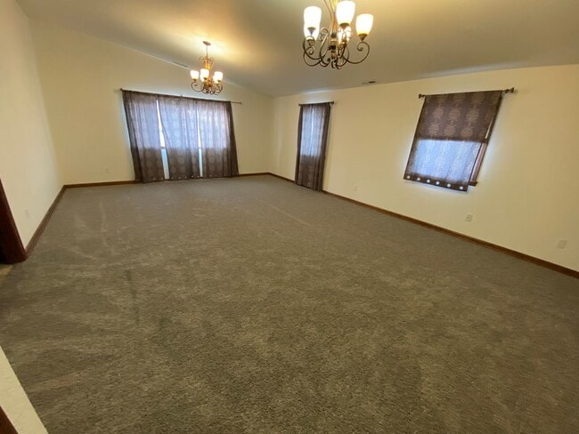 Building Photo - Spacious 2500 sq ft Apartment with Breathtaking Views!!