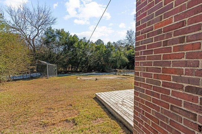 Building Photo - 1605 Oakwood Ave