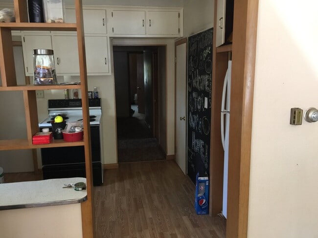 Building Photo - 4 Bed 1 Bath close to UWEC!