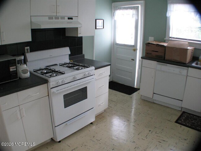 Building Photo - 642 Morford Ave