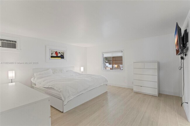 Building Photo - 5620 Lagoon Dr