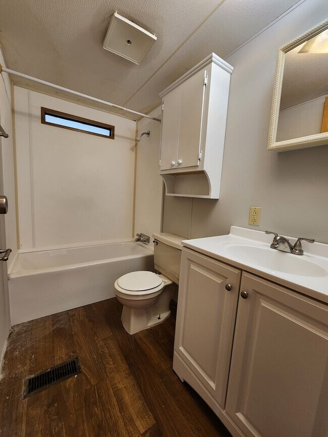 Building Photo - 2 Bedroom 2 Bathroom W/ Storage in family friendly neighborhood!