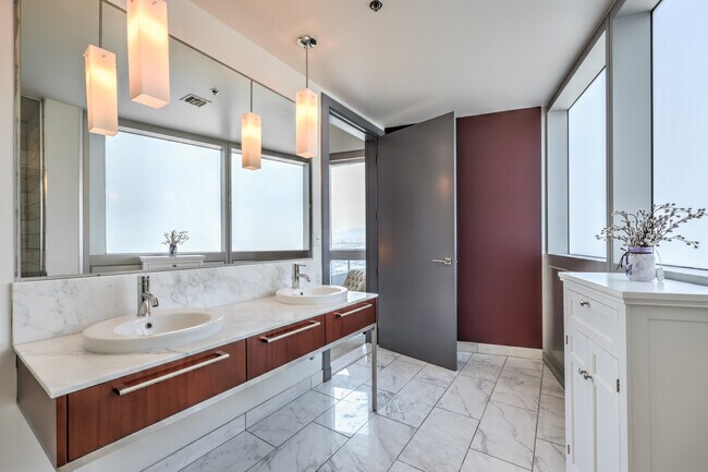 Building Photo - 4471 Dean Martin Dr