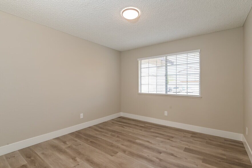 Building Photo - 832 Cherry Dr