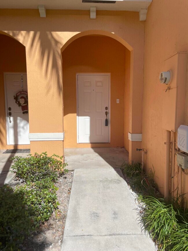 Building Photo - 5135 SE Mariner Garden Cir