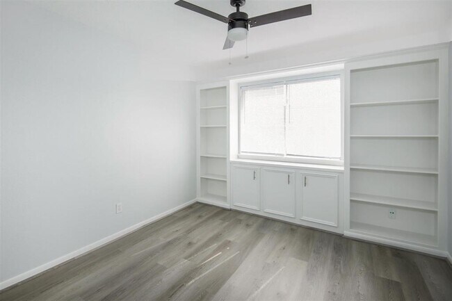 Building Photo - 1241 El Camino Village Dr