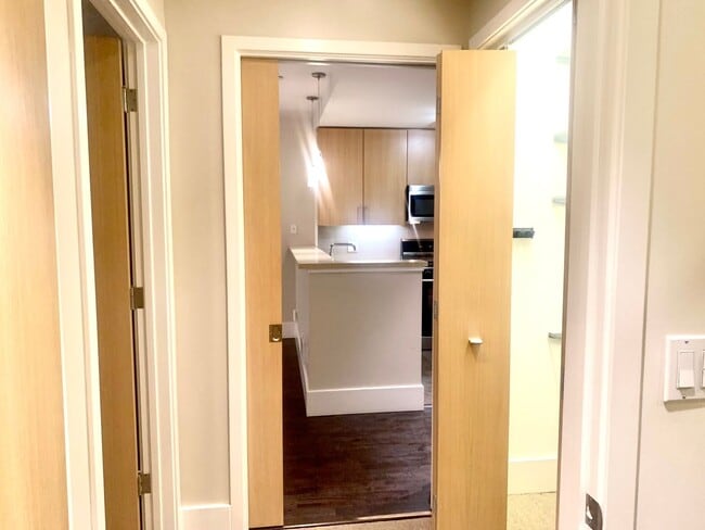 Building Photo - Spacious Centrally Located 1 bed + Den/ 1....